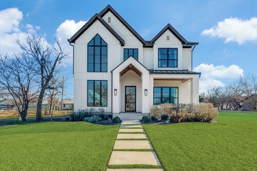 Beautiful 3-bedroom house in downtown Georgetown - walk to the square!