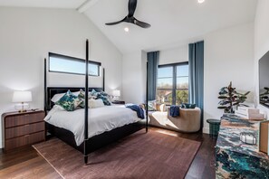 3 bedrooms, iron/ironing board, free WiFi, bed sheets - Beautiful 3-bedroom house in downtown Georgetown - walk to the square! (Georgetown)