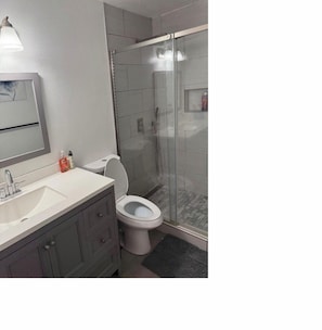 Shower, hair dryer, towels, soap - Entire townhome in charming San Diego! (San Diego)