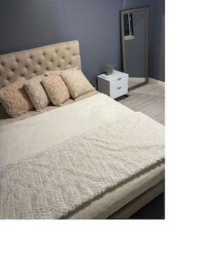 1 bedroom, iron/ironing board, WiFi, bed sheets - Entire townhome in charming San Diego! (San Diego)
