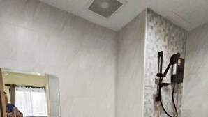 Een badkamer met een wastafel, toilet en douche.