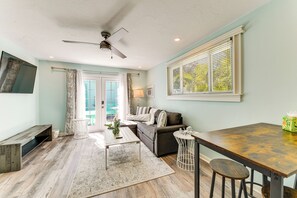 TV, books - 'Vintage Mermaid Cottage' 4 Mi to Siesta Key Beach (Sarasota)