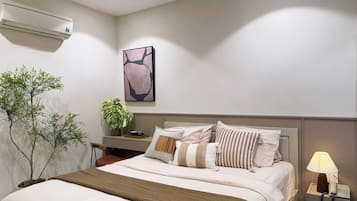 Kahden hengen standard-huone | Ylelliset vuodevaatteet, minibaari, yksilöllisesti kalustettu, työpöytä