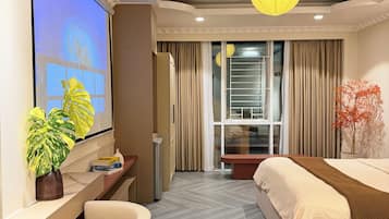 Kahden hengen luksushuone | Ylelliset vuodevaatteet, minibaari, yksilöllisesti kalustettu, työpöytä