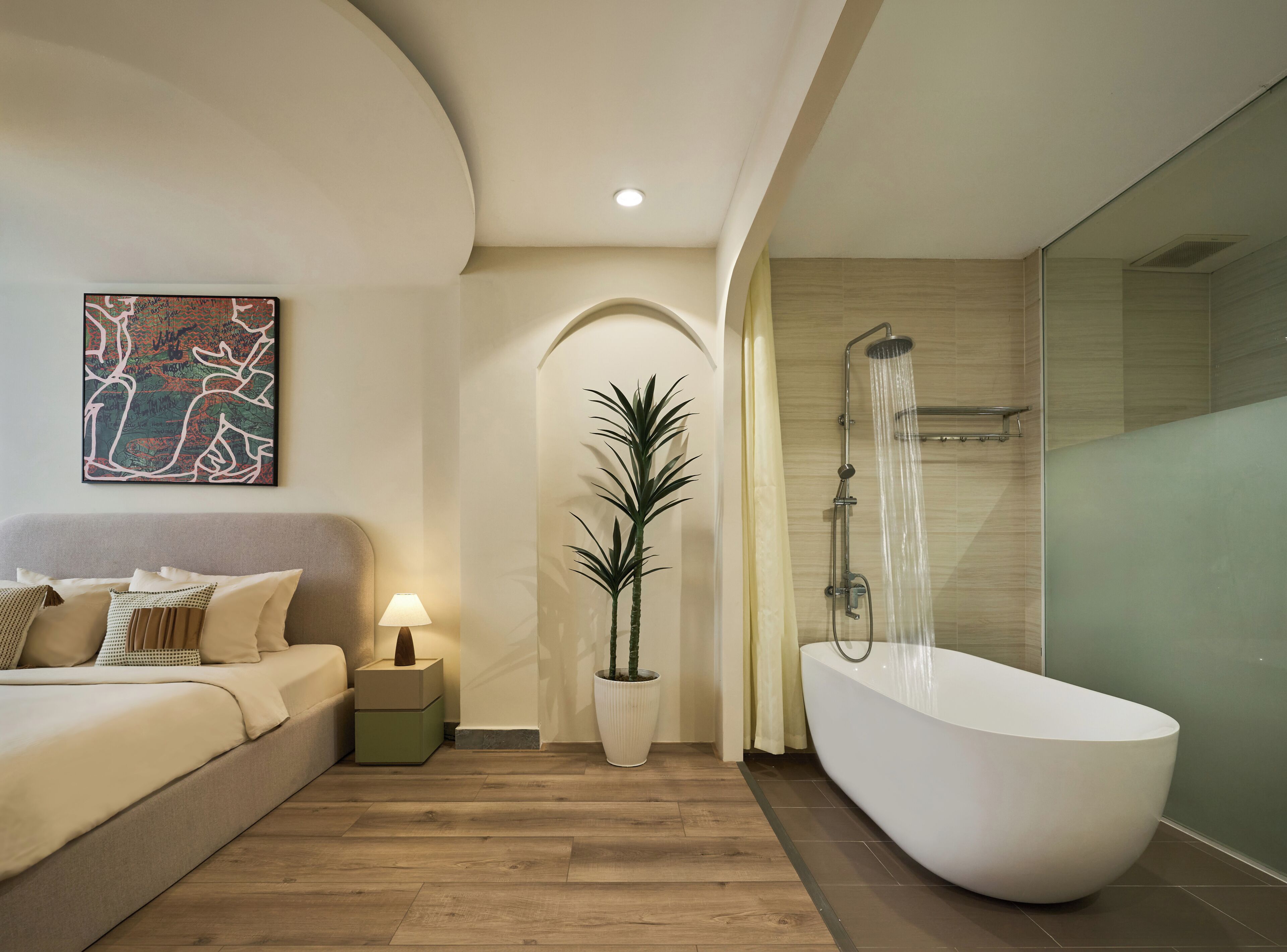 Honeymoon tweepersoonskamer | Luxe beddengoed, een minibar, individueel gemeubileerd, een bureau