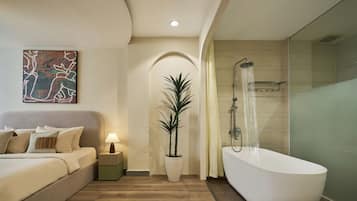 Honeymoon tweepersoonskamer | Luxe beddengoed, een minibar, individueel gemeubileerd, een bureau