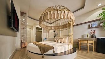 Kamar Double Romantis | Seprai premium, minibar, dan dilengkapi dengan perabotan berbeda-beda