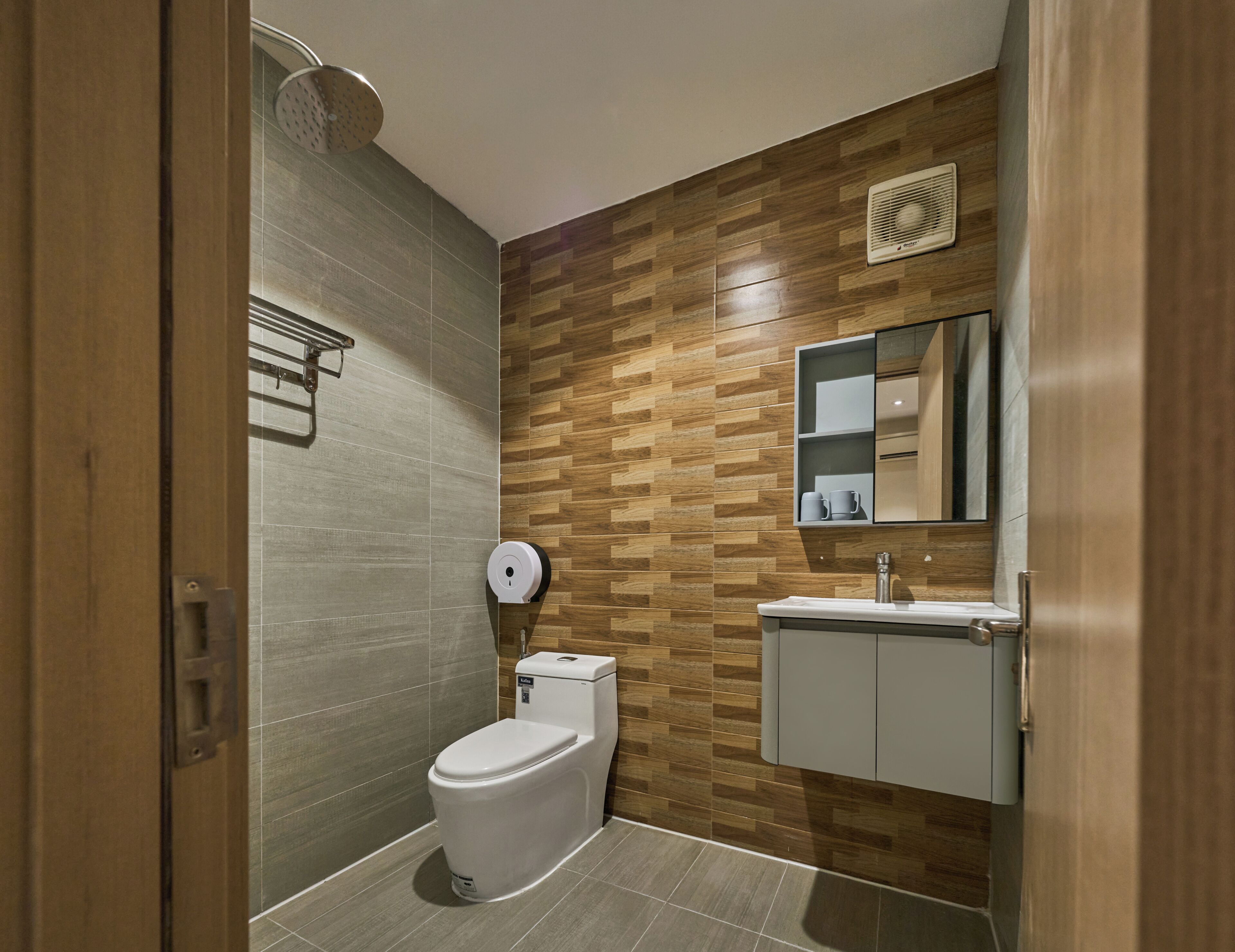 Ein modernes Badezimmer mit Toilette, Waschbecken und Spiegel.