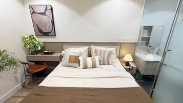 Kahden hengen standard-huone | Ylelliset vuodevaatteet, minibaari, yksilöllisesti kalustettu, työpöytä