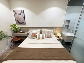 Standard Double Room | Peralatan tempat tidur premium, bar mini 