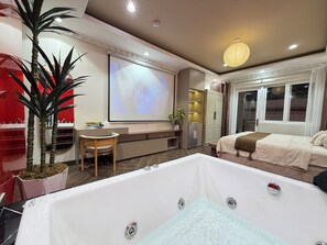 Habitación romántica doble | Ropa de cama de alta calidad, minibar, mobiliario individual