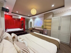 Habitación romántica doble | Ropa de cama de alta calidad, minibar, mobiliario individual