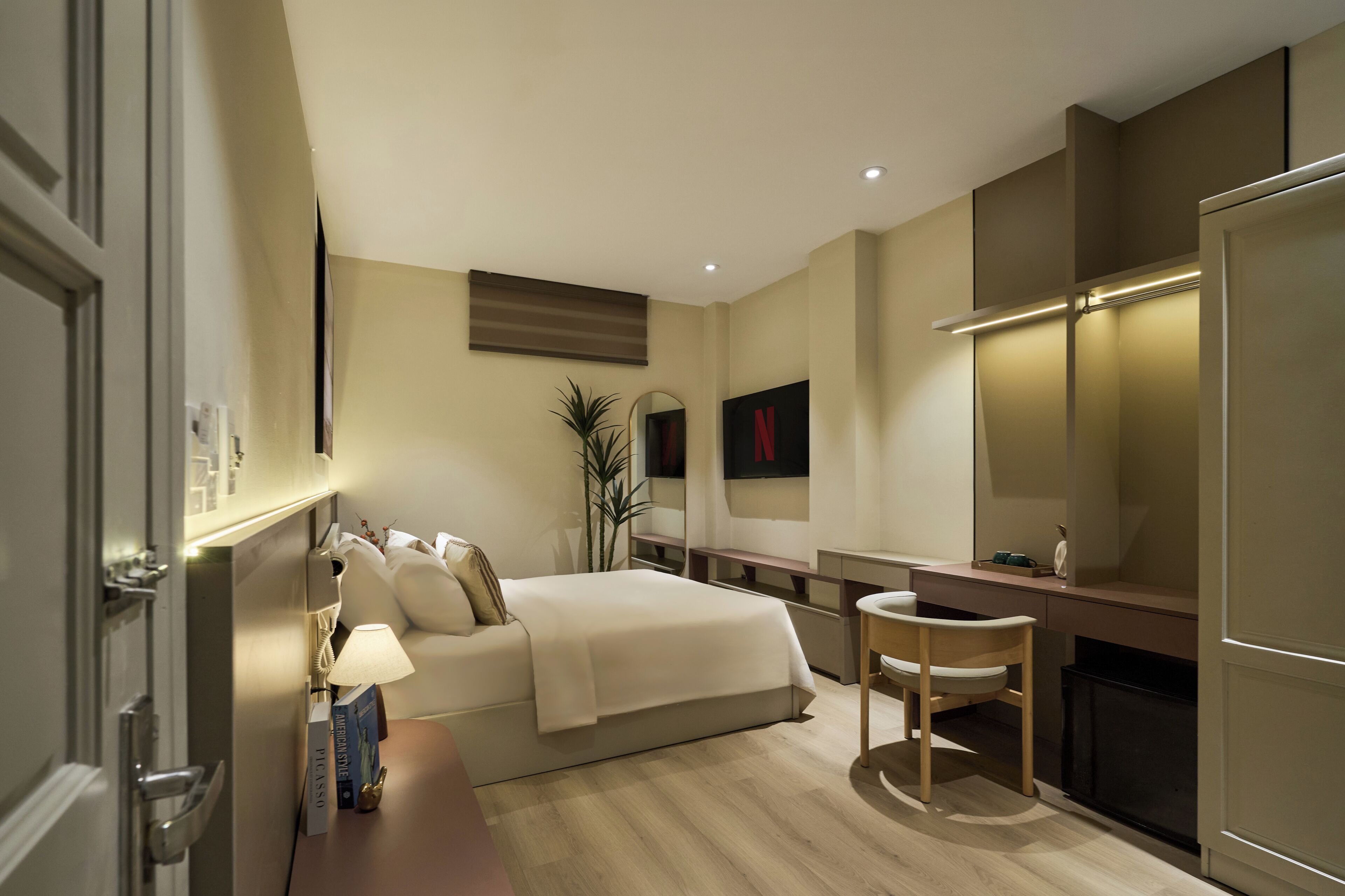 Premium bedding, minibar, individually furnished, desk