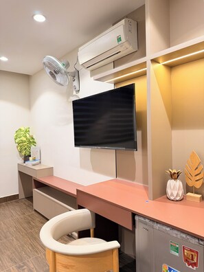 Honeymoon Double Room | Premium bedding, minibar, individually furnished, desk - Linh Đan Hotel Phu Nhuan (Phu Nhuan)