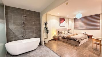 Kahden hengen häämatkahuone | Ylelliset vuodevaatteet, minibaari, yksilöllisesti kalustettu, työpöytä