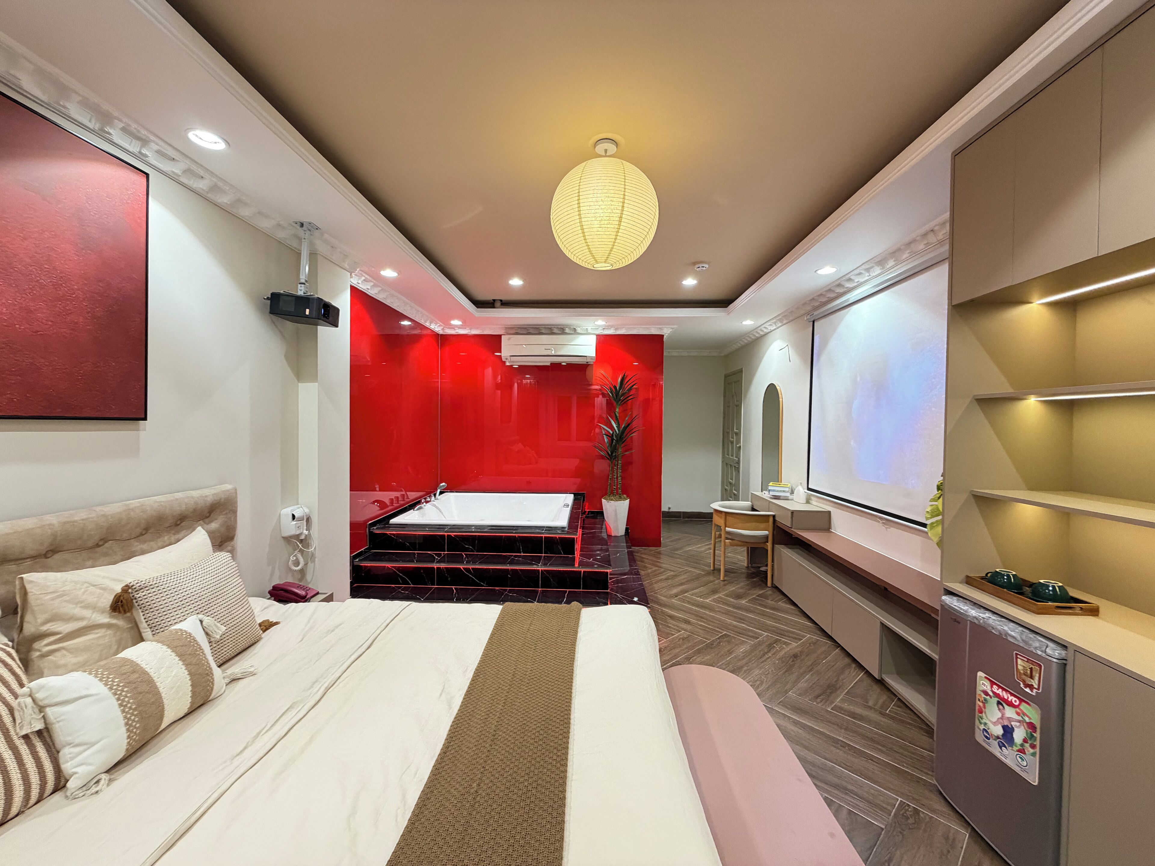 Romantic Double Room | Premium bedding, minibar, individually furnished, desk