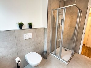 Hair dryer, towels, soap, toilet paper - Master's Bridge - Stylish, large balcony, close to the dike, 2 parking spaces, 2 WCs (Bremerhaven)