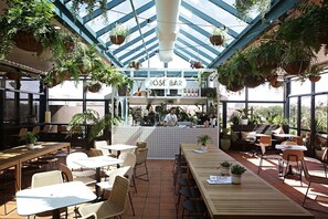 Outdoor dining - Contemporary Balmoral Beachside Family Retreat (Mosman)