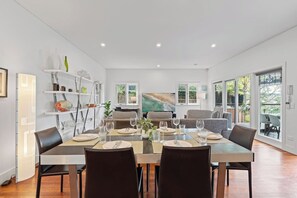 Dining - Contemporary Balmoral Beachside Family Retreat (Mosman)