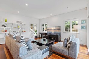 TV, offices - Contemporary Balmoral Beachside Family Retreat (Mosman)