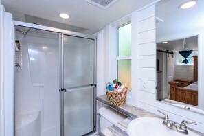 Shower, soap - The Live Oak Tiny House with fence (Rockport)