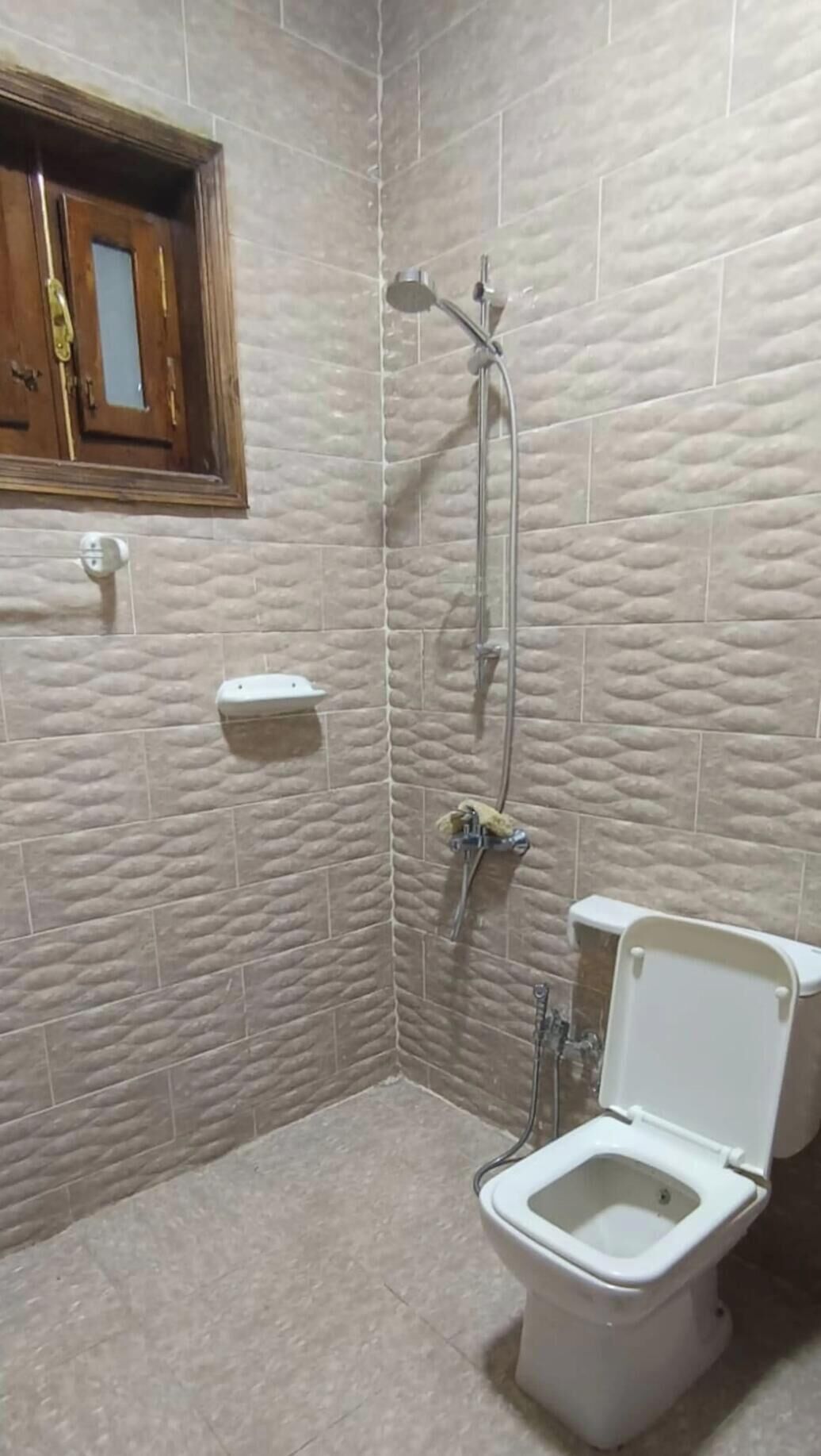 シャワー、タオル、石鹸、トイレットペーパー