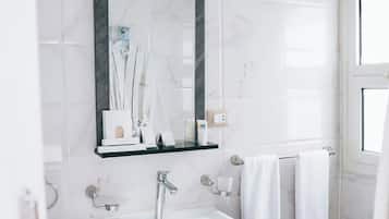 Dusj, håndklær og toalettpapir