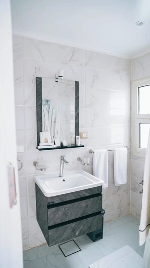 Dusche, Handtücher, Toilettenpapier