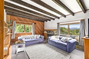 TV, fireplace - Lookout Retreat - Parapara (Parapara)