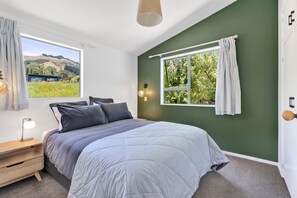 4 bedrooms, WiFi, bed sheets - Pohara's Kotare Heights (Pōhara)