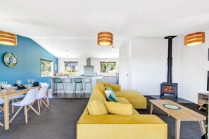 TV, fireplace - Pohara's Kotare Heights (Pōhara)