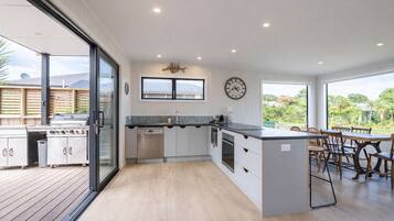 Fridge, microwave, stovetop, dishwasher