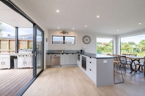 Fridge, microwave, stovetop, dishwasher