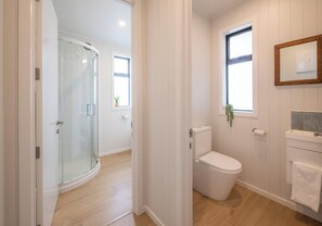 Shower, towels - Pohara's Beach Escape (Pōhara)