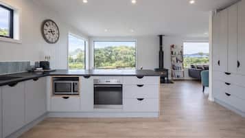 Frigorifero, microonde, piano cottura, lavastoviglie