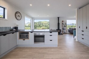 Fridge, microwave, stovetop, dishwasher - Pohara's Beach Escape (Pōhara)