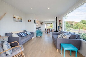 Fireplace - Pohara's Beach Escape (Pōhara)