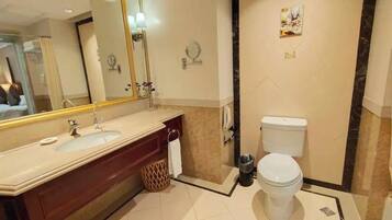 Basic Double Room | Bathroom