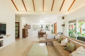 Smart TV, stereo - Peaceful 3 Bedroom Pool Villa 15 mins to the Beach (Tambon Thep Krasatti)