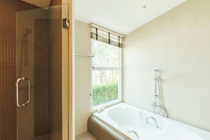 Shower, hair dryer, towels, soap - Peaceful 3 Bedroom Pool Villa 15 mins to the Beach (Tambon Thep Krasatti)