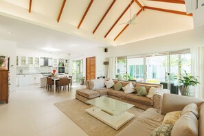 Smart TV, stereo - Peaceful 3 Bedroom Pool Villa 15 mins to the Beach (Tambon Thep Krasatti)