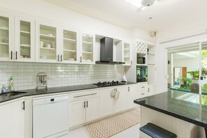 Fridge, microwave, oven, stovetop - Peaceful 3 Bedroom Pool Villa 15 mins to the Beach (Tambon Thep Krasatti)