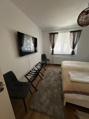 Unclassified image, 3 of 24, button - Forest house near Scherneck Castle (Rehling)