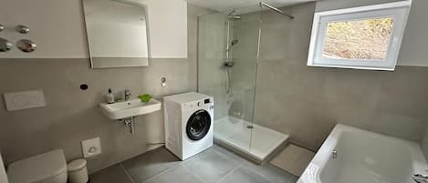 SĂšche-cheveux, serviettes fournies, savon, papier toilette
