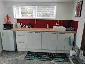 Fridge, microwave, toaster, cookware/dishes/utensils - 1 Bed 1 Bathroom w Parking Wi-Fi  Netflix (Auckland city)