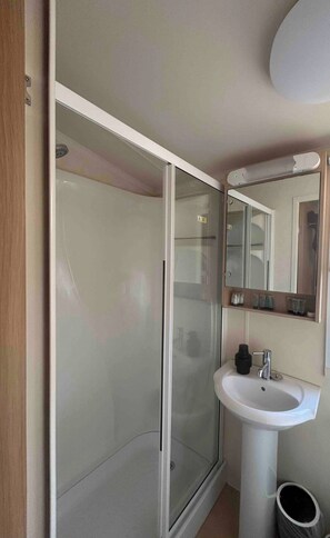Dusche, Haartrockner, Handtücher