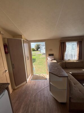 TV - Singh&Leite Family L6 (Clacton-on-Sea)