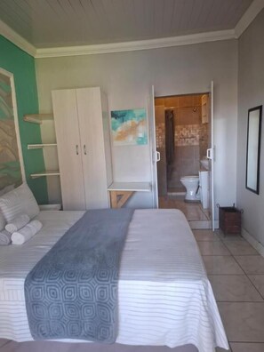 Quarto casal standard, vista para o jardim