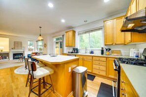 Fridge, microwave, oven, stovetop - 4BR Home @Redmond | 5 Mins Microsoft & Tech Hubs (Redmond)