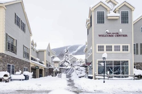 Country Charm condo with gym, pool, hot tub & ski-in/ski-out access and king bed